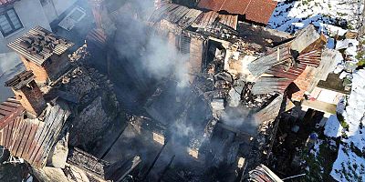 HEMŞİN'DEKİ YANGINDA ÜÇ EV YANDI