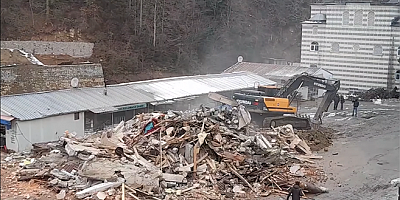 KENTSEL DÖNÜŞÜME DİRENEN BİR BİNA DAHA YIKILDI